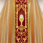 Chasuble avec ceinture en velours brodé Calice