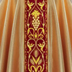 Chasuble avec ceinture en velours brodé Calice