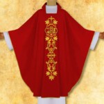 Chasuble rouge brodée IHS dans un cadre