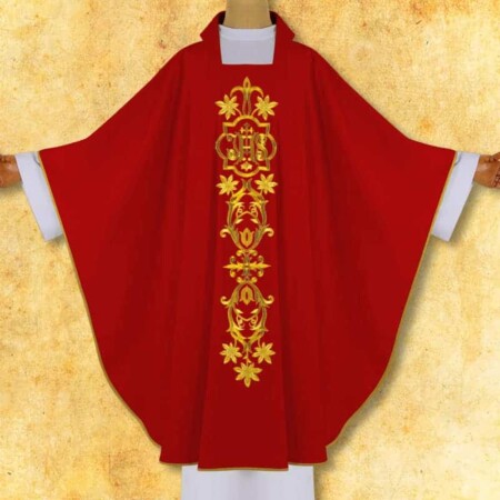 Chasuble rouge brodée IHS dans un cadre