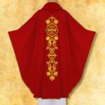 Chasuble rouge brodée IHS dans un cadre