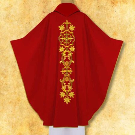 Chasuble rouge brodée IHS dans un cadre