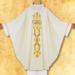 Chasuble écrue brodée IHS dans un cadre