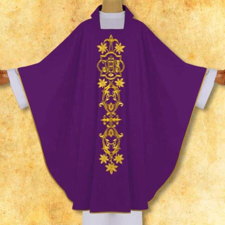 Chasuble violette brodée IHS dans un cadre