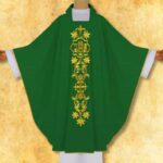 Chasuble verte brodée IHS dans un cadre