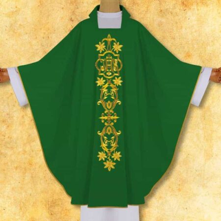 Chasuble verte brodée IHS dans un cadre