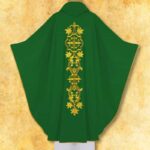 Chasuble verte brodée IHS dans un cadre