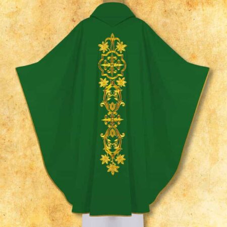 Chasuble verte brodée IHS dans un cadre