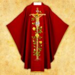 Chasuble liturgique brodée en couleur rouge