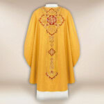 Chasuble brodée en or avec IHS