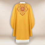 Chasuble brodée en or avec IHS