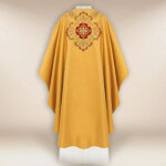 Chasuble brodée en or avec IHS