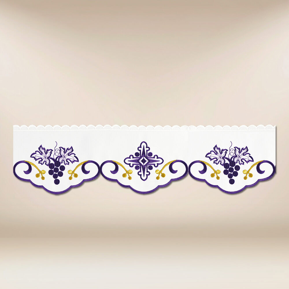 Dentelle brodée avec un fil violet