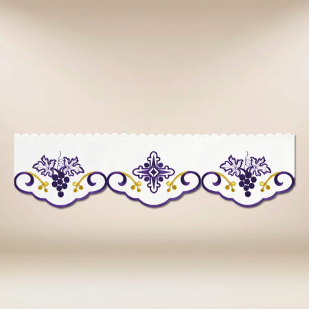 Dentelle brodée avec un fil violet
