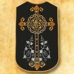 Chasuble romaine réplique noire Croix et IHS