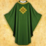 Chasuble brodée avec IHS verte