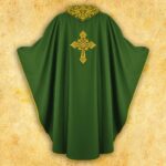 Chasuble brodée avec IHS verte