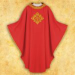 Chasuble brodée avec IHS rouge