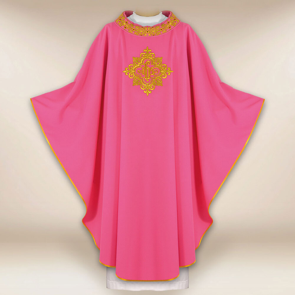 Chasuble brodée avec IHS rose