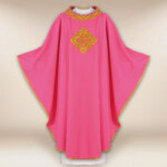 Chasuble brodée avec IHS rose