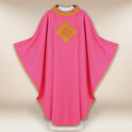 Chasuble brodée avec IHS rose