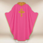 Chasuble brodée avec IHS rose