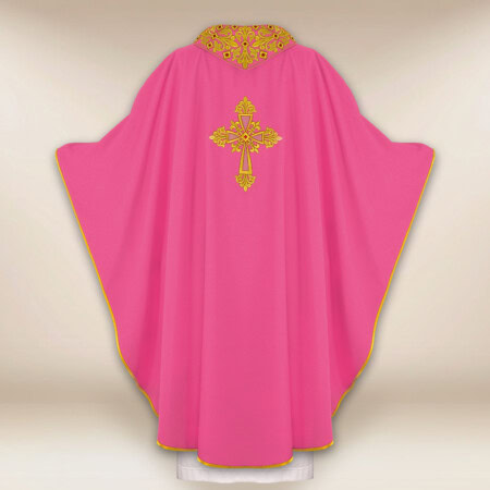 Chasuble brodée avec IHS rose