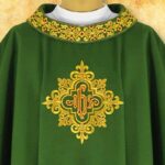 Chasuble brodée avec IHS verte