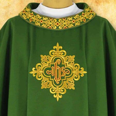 Chasuble brodée avec IHS verte