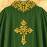 Chasuble brodée avec IHS verte