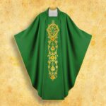 Chasuble brodée verte IHS