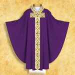 Chasuble brodée violette