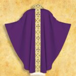 Chasuble brodée violette