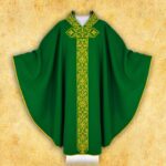 Chasuble brodée verte