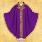 Chasuble brodée violette