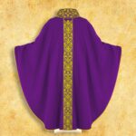 Chasuble brodée violette