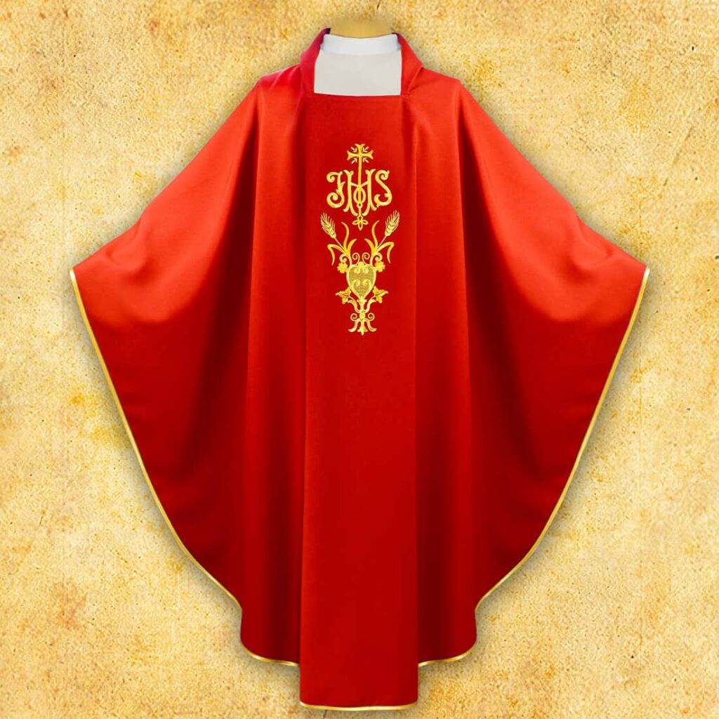 Chasuble brodée avec IHS rouge