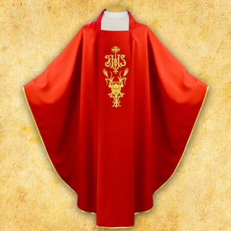 Chasuble brodée avec IHS rouge