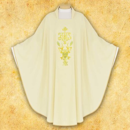Chasuble brodée avec IHS écru