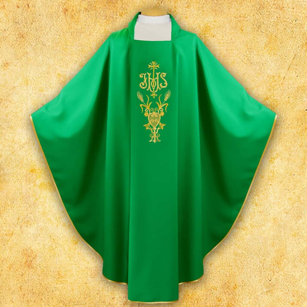 Chasuble brodée avec IHS verte