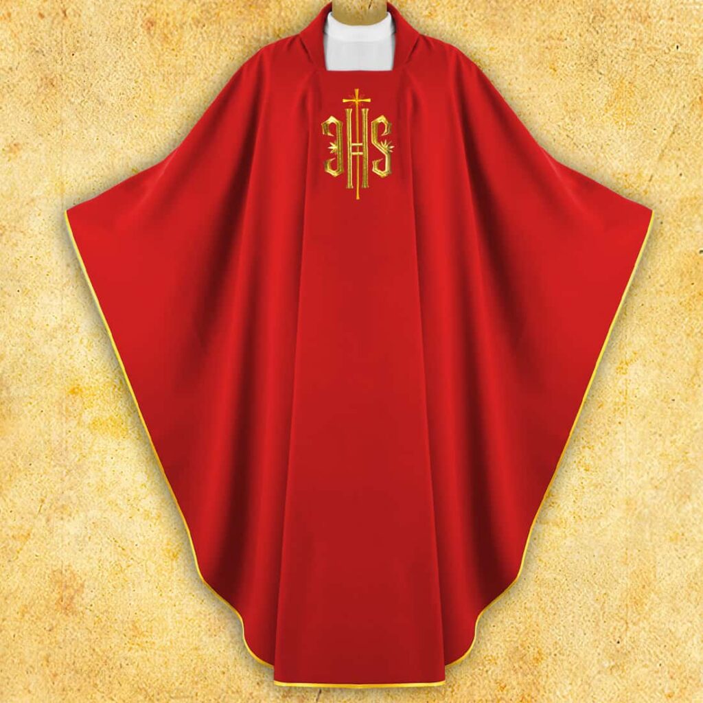 Chasuble brodée avec IHS rouge