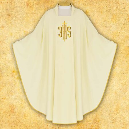 Chasuble brodée avec IHS écru