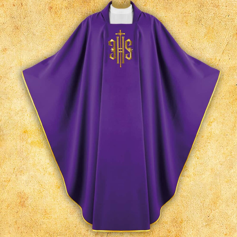 Chasuble brodée avec IHS violet