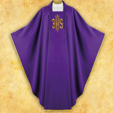 Chasuble brodée avec IHS violet