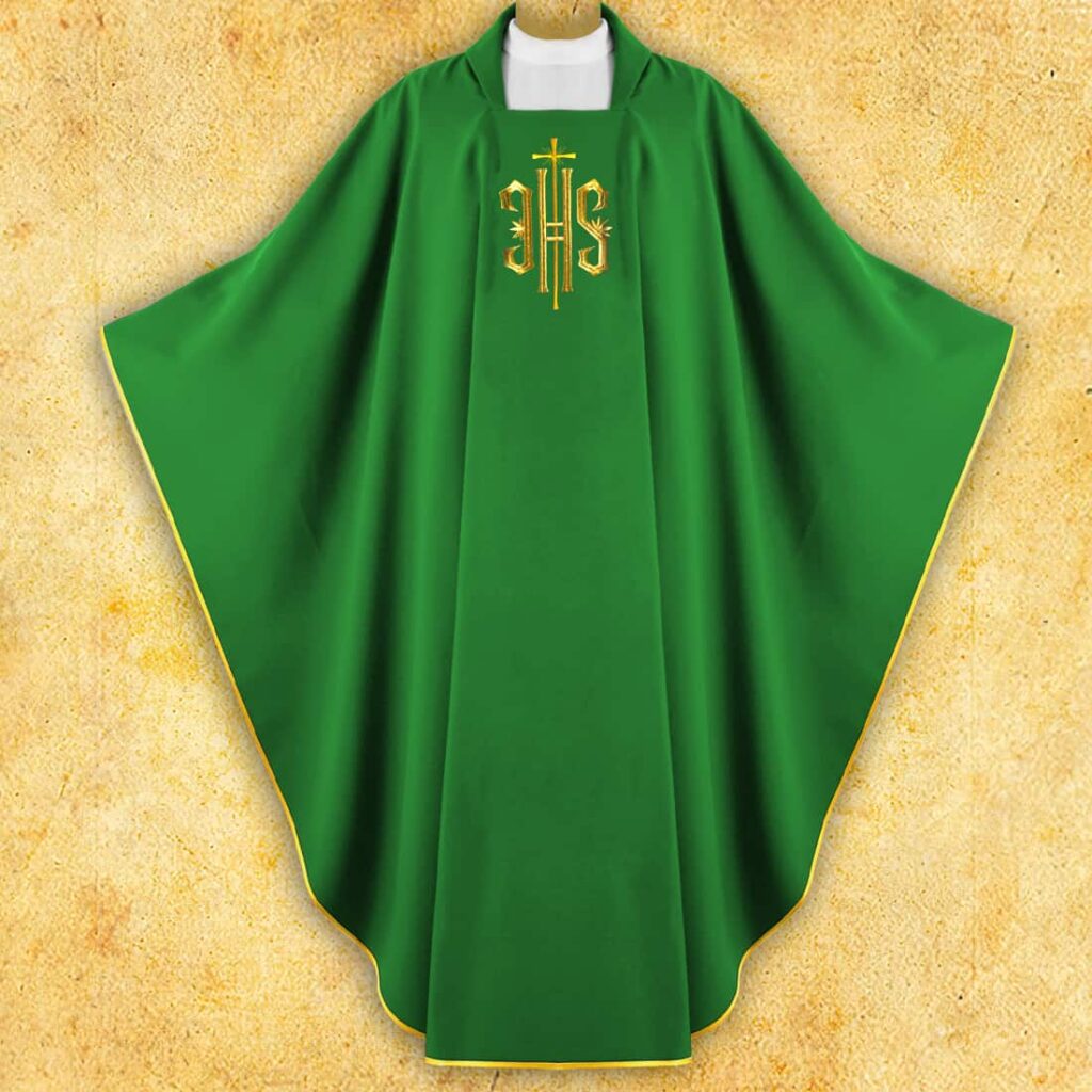 Chasuble brodée avec IHS verte