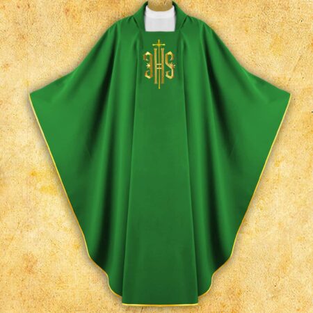 Chasuble brodée avec IHS verte