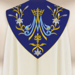chape liturgique brodée avec motif marial