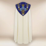chape liturgique brodée avec motif marial
