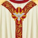 Chasuble liturgique ecru avec motif brodé de l'Esprit Saint