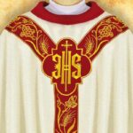 Chasuble brodée en couleur écrue avec le syNotre-Dameole IHS